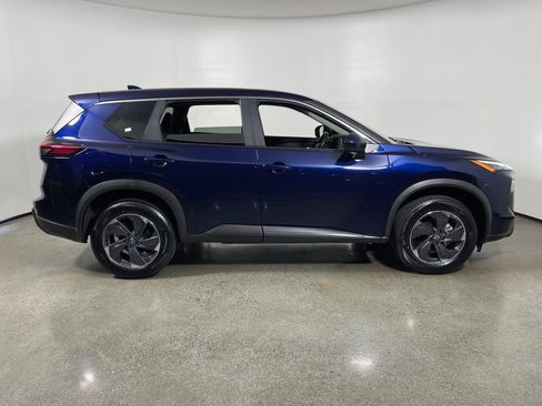 Used 2025 Nissan Rogue SV FWD image 2
