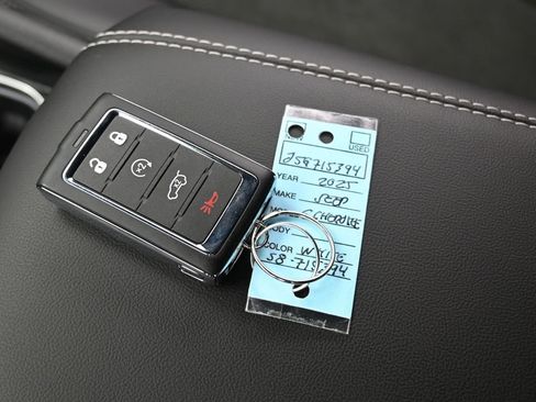 Used 2025 Jeep Grand Cherokee L Laredo image 17