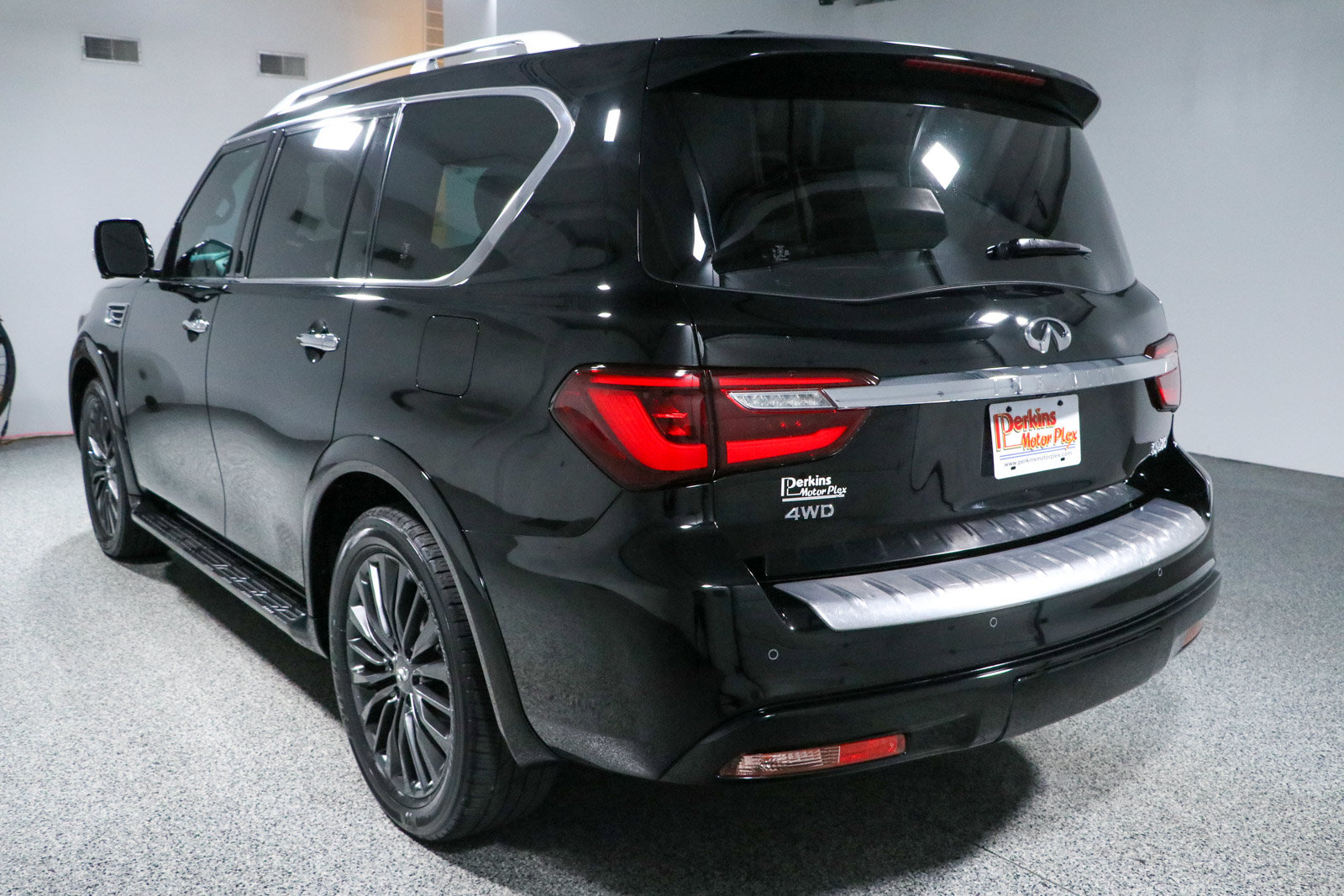 Used 2023 INFINITI QX80 Sensory w/ Cargo Package AWD/4WD image 9
