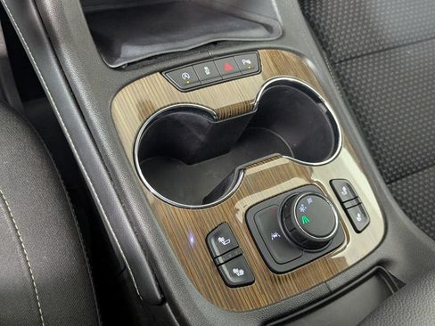 Used 2022 GMC Acadia SLE w/ Driver Convenience Package FWD image 23