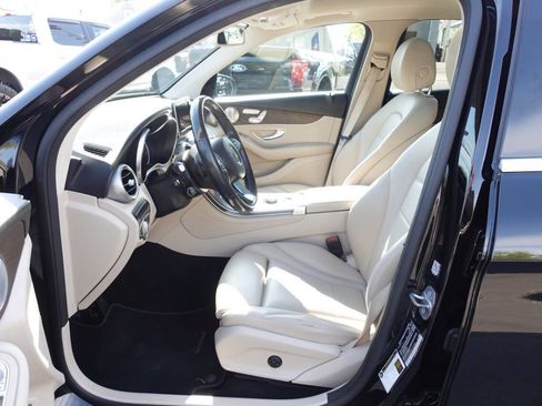 Used 2019 Mercedes-Benz GLC 300 4MATIC image 18