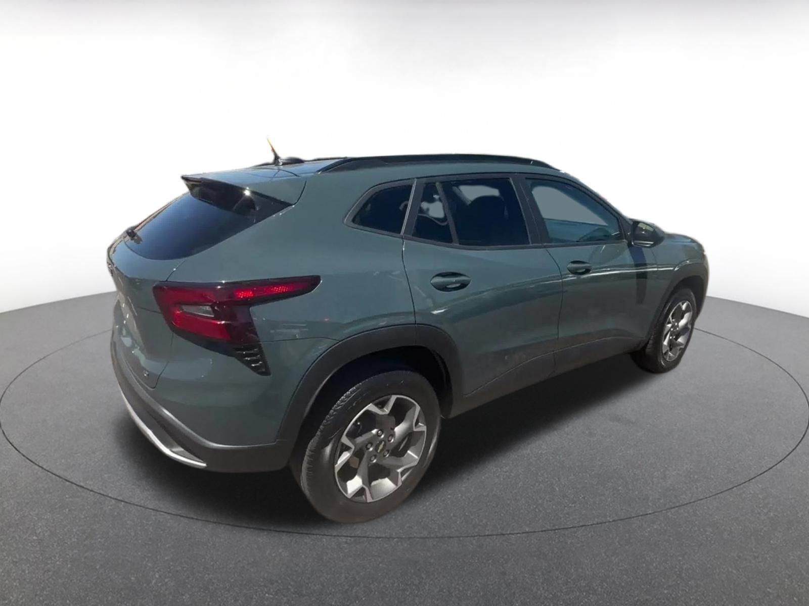 Used 2025 Chevrolet Trax LT FWD image 12