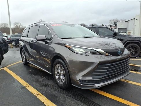 Certified 2021 Toyota Sienna LE image 1