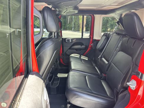 Used 2024 Jeep Wrangler Unlimited Sahara w/ Technology Group AWD/4WD image 31