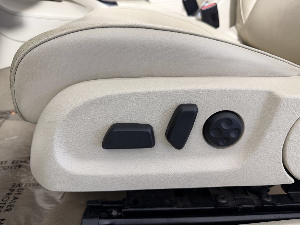 Used 2012 Volkswagen Eos Lux FWD image 34