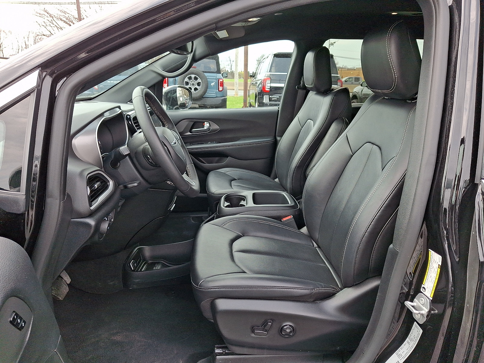 Used 2025 Chrysler Pacifica Select FWD image 14