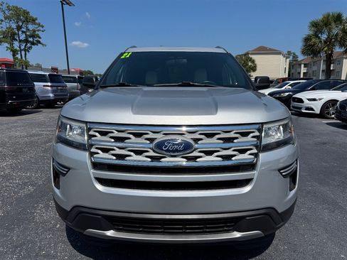Used 2019 Ford Explorer XLT FWD image 3