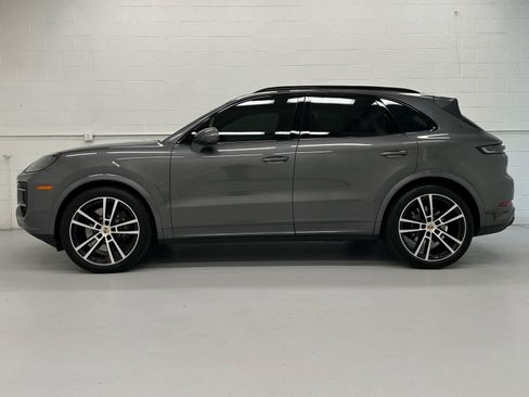 Used 2025 Porsche Cayenne S AWD/4WD image 3