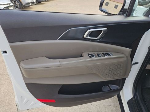 Used 2025 Kia Carnival image 14