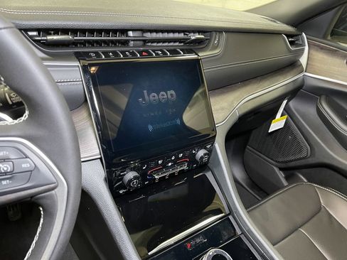 New 2025 Jeep Grand Cherokee L Limited w/ Luxury Tech Group II image 32