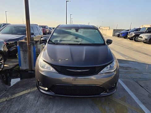 Used 2018 Chrysler Pacifica Touring Plus w/ S Appearance Package image 3