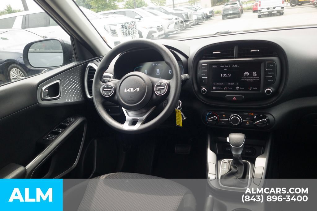 Used 2025 Kia Soul LX w/ LX Technology Package FWD image 21