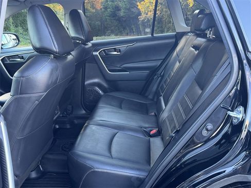 Used 2022 Toyota RAV4 XLE Premium image 12