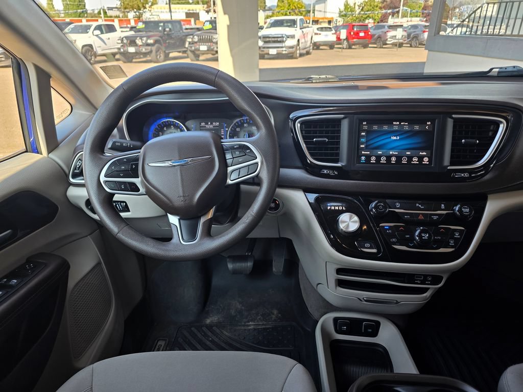 Used 2020 Chrysler Pacifica Touring FWD image 12