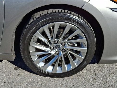 Used 2019 Lexus ES 350 Luxury w/ Accessory Package image 8