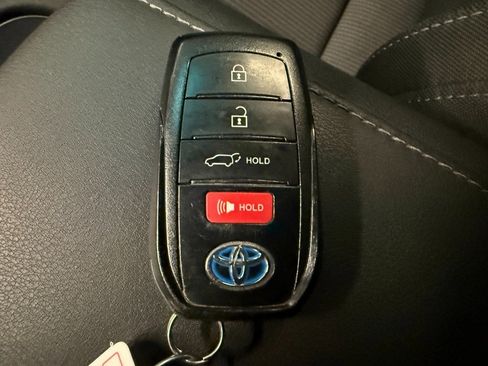 Used 2021 Toyota Venza LE image 17