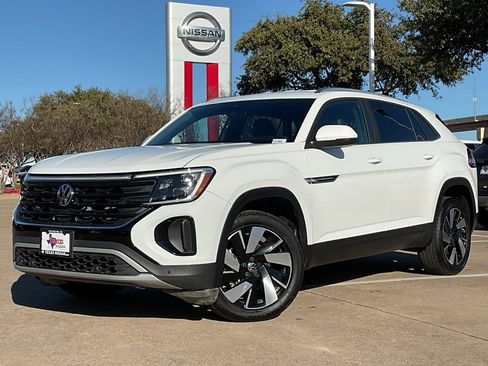 Used 2024 Volkswagen Atlas Cross Sport SE image 2