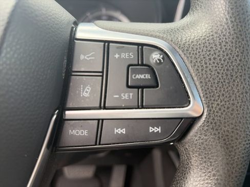 Used 2021 Toyota Highlander L FWD image 20
