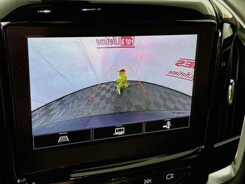 Used 2023 Chevrolet Traverse LT FWD image 5