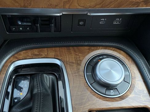 Used 2023 Nissan Armada SL w/ Captain's Chairs Package image 27