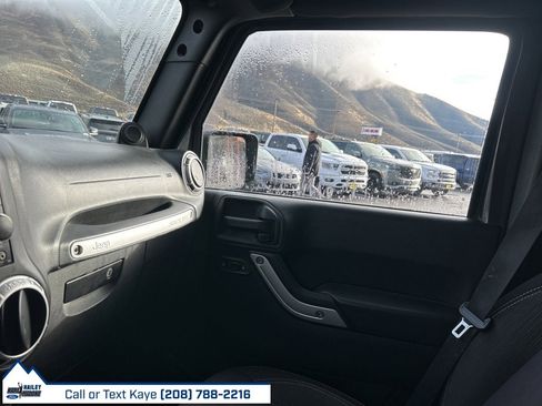 Used 2014 Jeep Wrangler Unlimited Sahara image 26