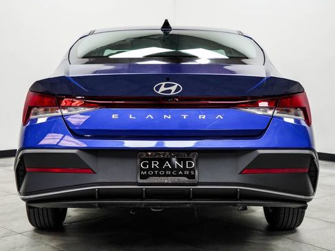 Used 2024 Hyundai Elantra SE FWD image 13
