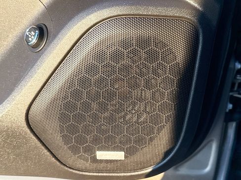 Used 2023 GMC Acadia SLT image 21