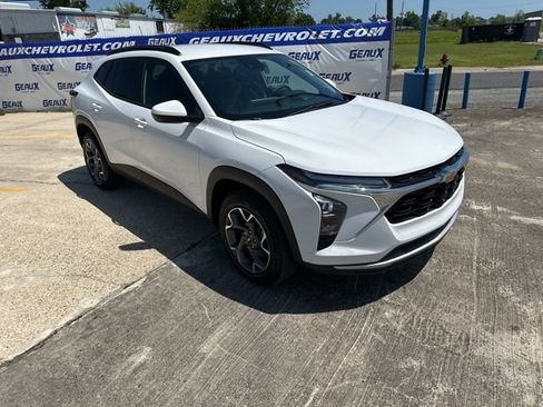 Used 2025 Chevrolet Trax LT w/ LT Convenience Package image 11