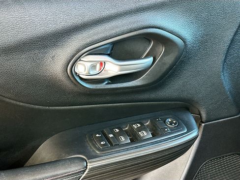 Used 2016 Jeep Cherokee 75th Anniversary image 18