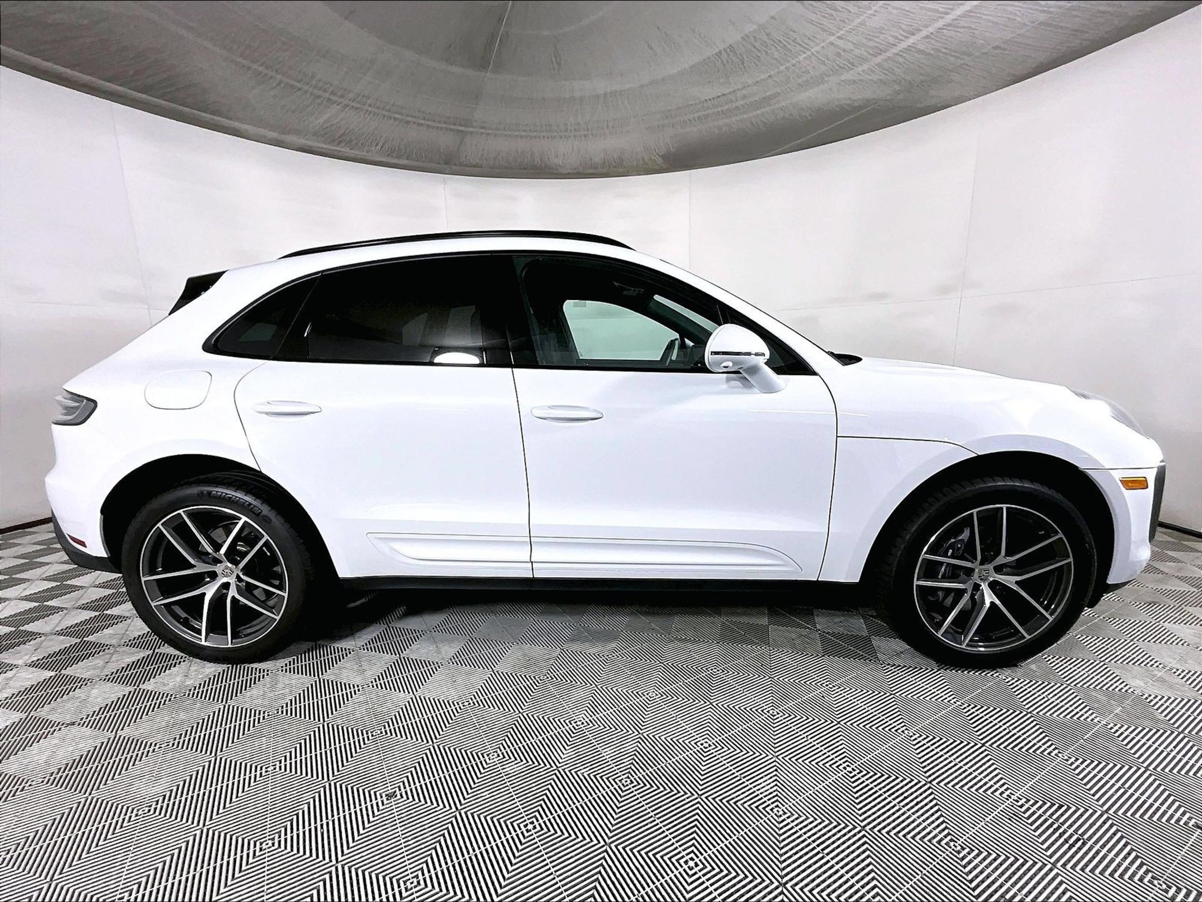 Used 2026 Porsche Macan AWD/4WD image 8