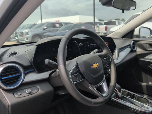 Used 2025 Chevrolet Trax LT w/ Driver Confidence Package FWD image 11