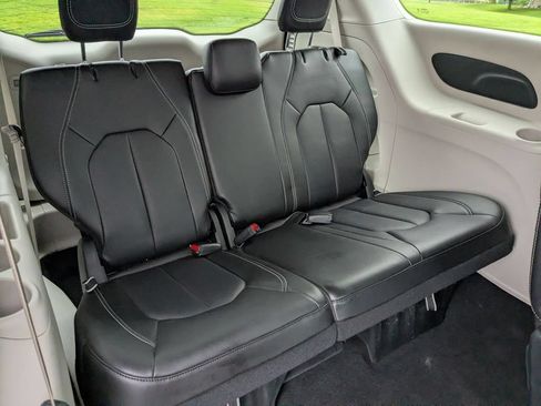 Used 2024 Chrysler Pacifica Touring-L FWD image 16
