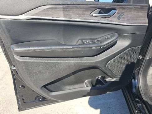 Used 2023 Jeep Grand Cherokee L Limited w/ Black Appearance Package image 7