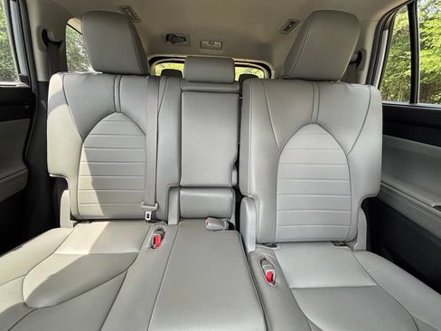 Used 2022 Toyota Highlander XLE FWD image 20