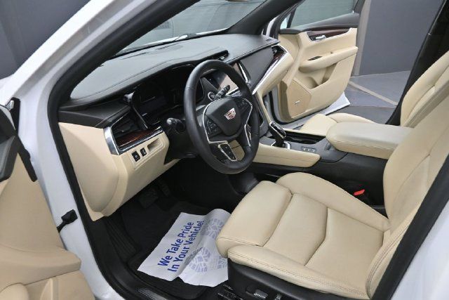Used 2017 Cadillac XT5 Luxury w/ Driver Awareness Package AWD/4WD image 17