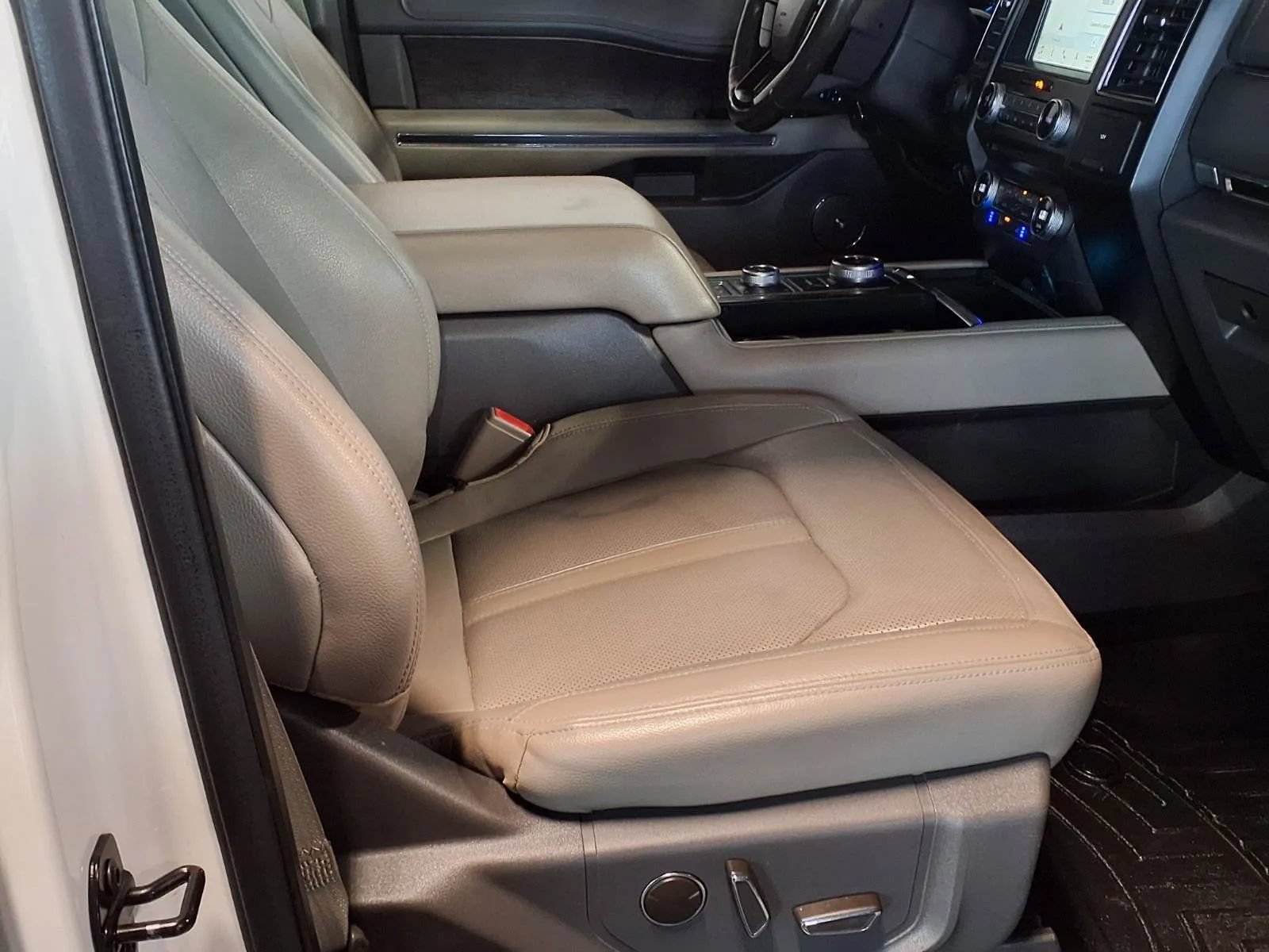 Used 2018 Ford Expedition Limited w/ Equipment Group 302A AWD/4WD image 13