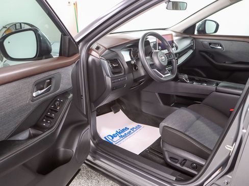 Used 2023 Nissan Rogue SV FWD image 3