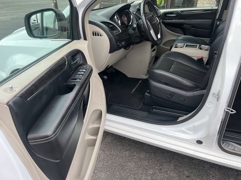 Used 2014 Chrysler Town & Country Touring-L FWD image 12