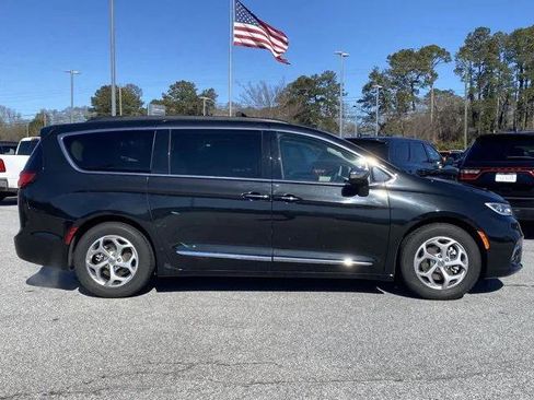 Certified 2023 Chrysler Pacifica Limited image 3