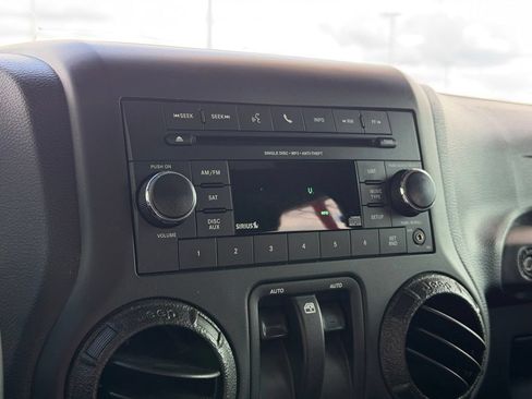 Used 2018 Jeep Wrangler Sahara w/ Connectivity Group AWD/4WD image 18