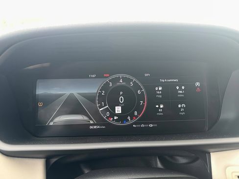 Used 2018 Land Rover Discovery HSE image 14