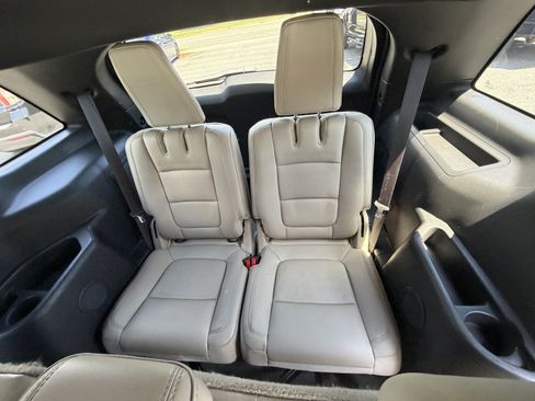 Used 2013 Ford Explorer XLT FWD image 12