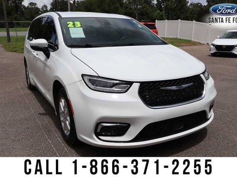 Used 2023 Chrysler Pacifica Touring-L FWD image 8
