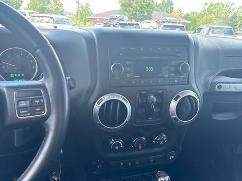 Used 2015 Jeep Wrangler Unlimited Rubicon w/ Connectivity Group AWD/4WD image 19