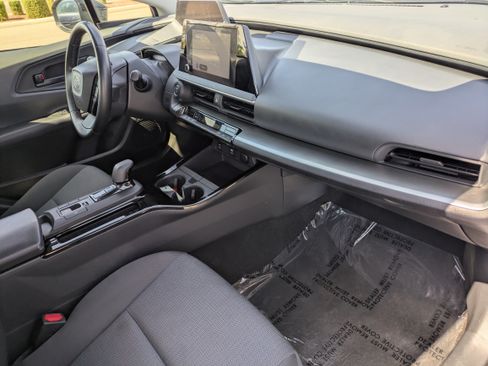 Used 2025 Toyota Prius LE FWD image 12