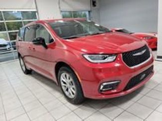 New 2026 Chrysler Pacifica Select video 2