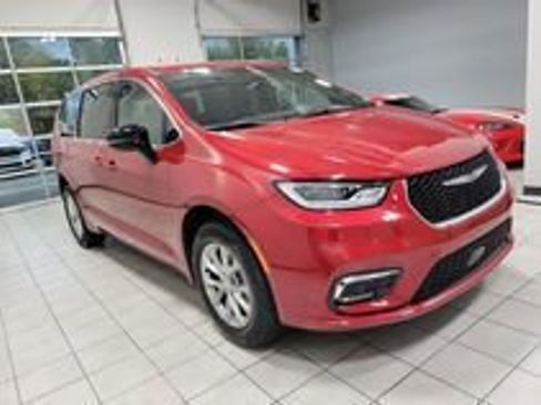 New 2026 Chrysler Pacifica Select image 2