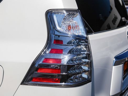 Used 2021 Lexus GX 460 Premium w/ Premium Package image 8