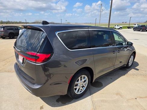 Used 2023 Chrysler Pacifica Touring-L FWD image 8