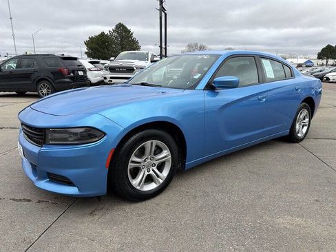 Used 2019 Dodge Charger SXT image 2